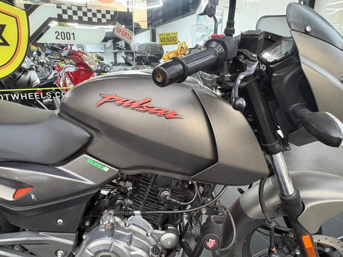 BAJAJ PULSAR 180 FI NEON 2022 — foto 12